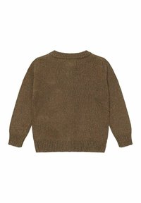 Hnedý pletený sveter s textúrovaným povrchom, okrúhlym výstrihom a dlhými rukávmi. Má rebrované manžety a spodný lem, štandardný strih.