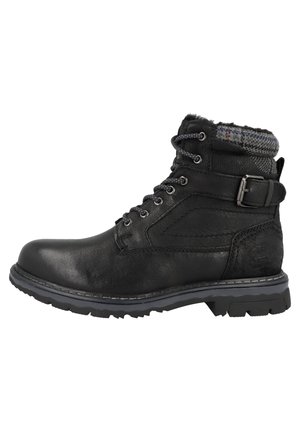 Botín negro de cuero con forro textil gris, diseño con cordones, ojales de metal, detalle de hebilla y suela de goma texturizada con un dibujo robusto.