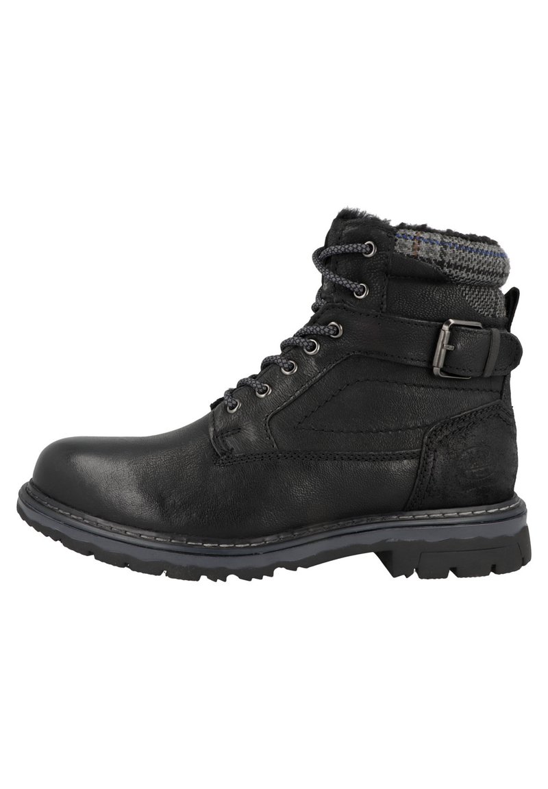 Botín negro de cuero con forro textil gris, diseño con cordones, ojales de metal, detalle de hebilla y suela de goma texturizada con un dibujo robusto.