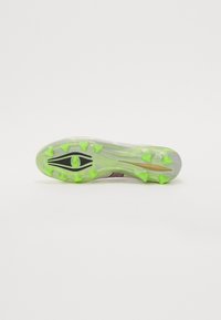 Schoenen met een transparante zool, groene studs en een refined design. Opvallende zwarte accenten en een gestructureerd oppervlak voor grip.
