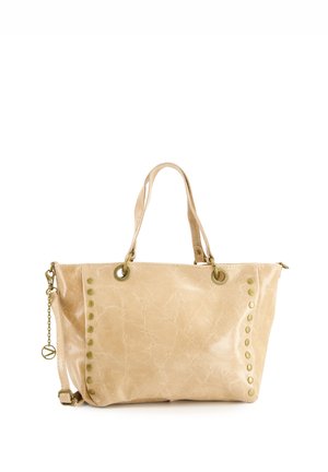 Beige læder totetaske med en struktureret overflade, der har runde messingdetaljer og dekorerende messingnitter som accent.