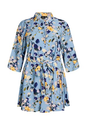 Lichtblauwe bloemenjurk met gele, paarse en witte bloemen, driekwart mouwen, een met knopen gesloten bovenkant en een gebonden ceintuur in de taille.