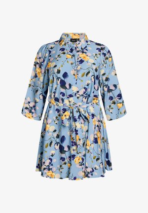 Lichtblauwe bloemenjurk met gele, paarse en witte bloemen, driekwart mouwen, een met knopen gesloten bovenkant en een gebonden ceintuur in de taille.