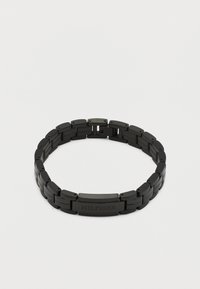 Βραχιόλι από μαύρο μεταλλικό σύνδεσμο με ορθογώνιο κούμπωμα χαραγμένο με την επιγραφή "HILFIGER" σε λευκό φόντο.