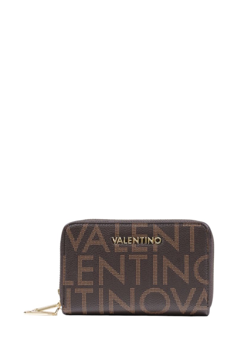 Hnědá kožená peněženka s výrazným zlatým logem "Valentino", s texturovaným povrchem a obdélníkovým tvarem. Uzávěr na zip po celém obvodu.