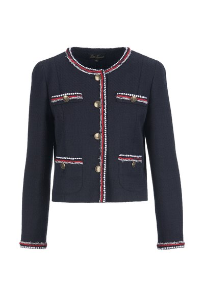 Veste en tweed bleu marine avec boutons dorés, bordures rouges et blanches, deux poches avant et un col aux bords effilochés. Coupe ajustée avec manches longues.