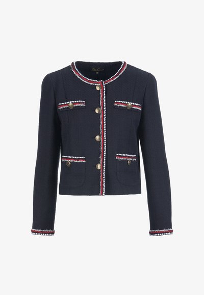 Veste en tweed bleu marine avec boutons dorés, bordures rouges et blanches, deux poches avant et un col aux bords effilochés. Coupe ajustée avec manches longues.