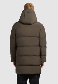 Olivově zelený péřový kabát s kapucí, s prošívanými částmi, elegantním designem a hladkou texturou. Pohled zezadu ukazuje uvolněný střih a čisté linie.