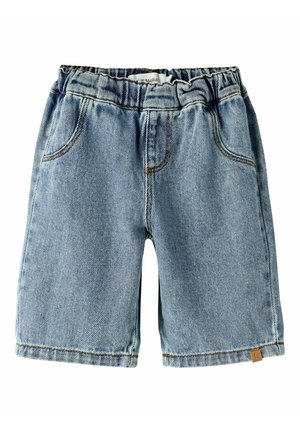 Short en jean bleu clair avec taille élastique, poches avant et une petite étiquette marron sur l'ourlet inférieur.