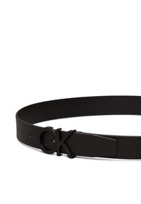 Schwarzer Ledergürtel mit einem eleganten, minimalistischen Design. Auffällige Schnalle mit "CK"-Logo, verstellbar mit mehreren Löchern. Glatte Textur.