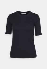 T-shirt z krótkim rękawem, okrągłym dekoltem, wykonany z elastycznej, ciemnogranatowej tkaniny. Posiada prążkowaną teksturę oraz dopasowany krój. Metka widoczna przy dekolcie.
