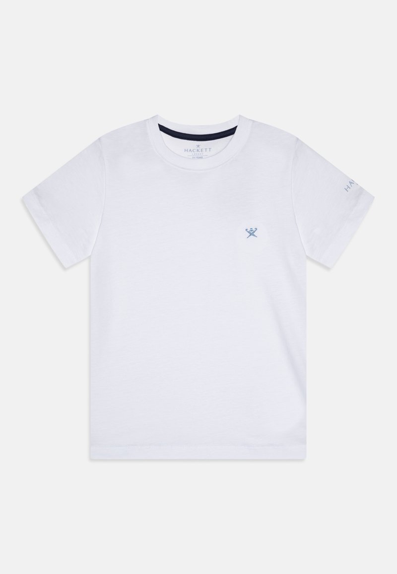T-shirt blanc à manches courtes et col rond avec petit logo bleu de rames croisées sur la poitrine et texte discret sur la manche gauche.