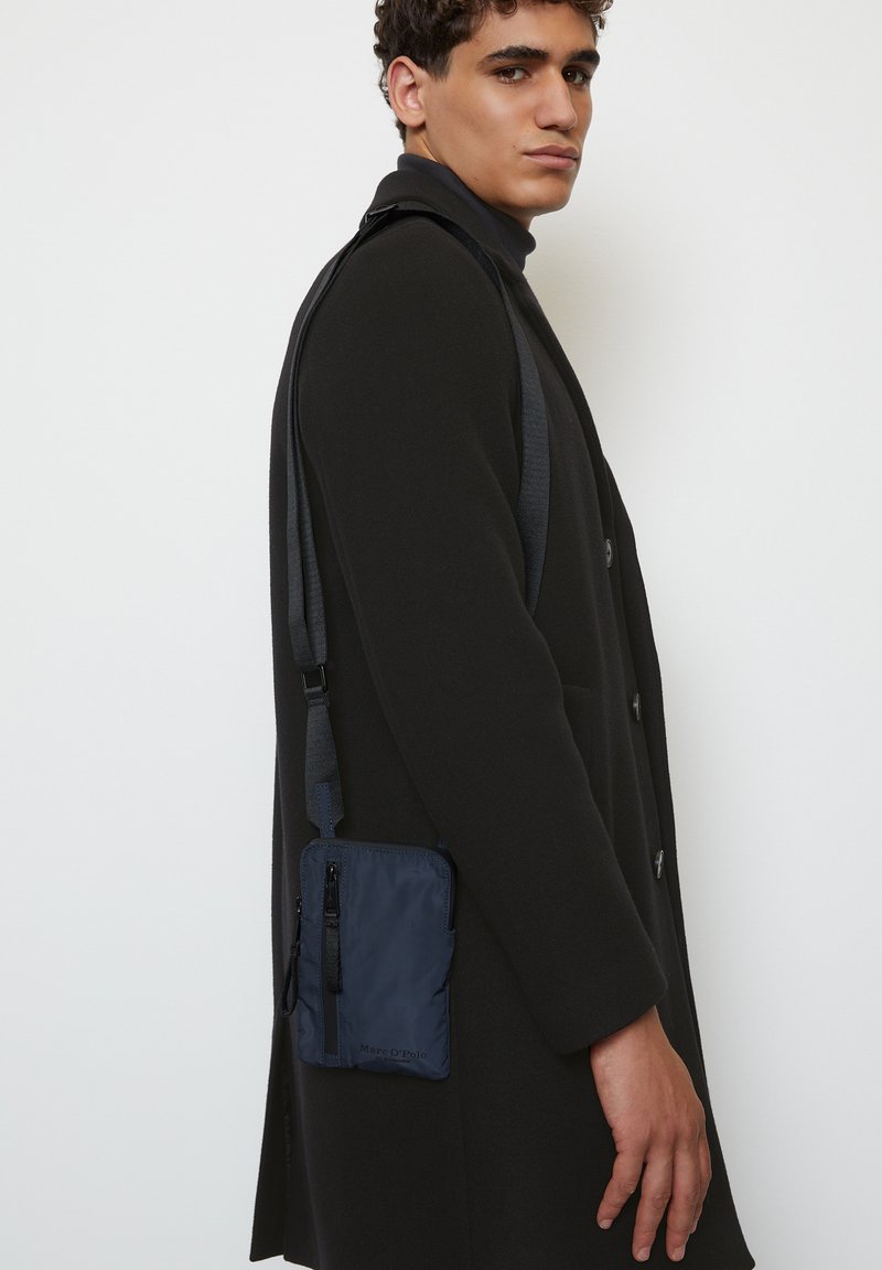 Marc O'Polo SMARTPHONEAUS LEICHTT WATTIERTEM Phone case dark navy/blue Zalando