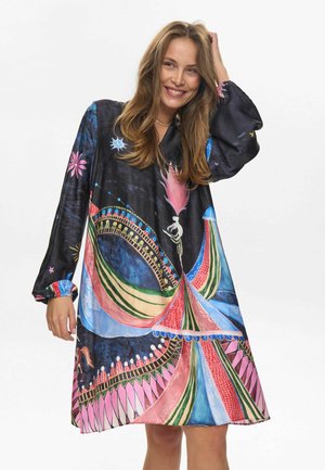 Multicolored zijden jurk met een levendige abstracte print met roze, groene en blauwe patronen; lange mouwen met geplooide manchetten.