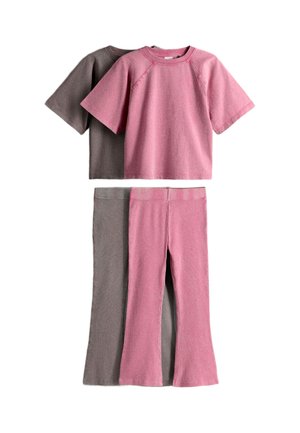 Zwei Sets mit kurzärmeligen Oberteilen und ausgestellten Hosen, ein Set in Pink und das andere in Braun, flach auf einem weißen Hintergrund gelegt.