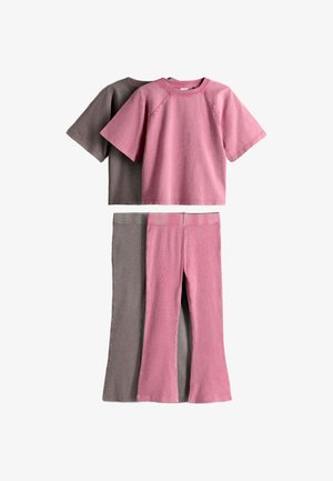 Zwei Sets mit kurzärmeligen Oberteilen und ausgestellten Hosen, ein Set in Pink und das andere in Braun, flach auf einem weißen Hintergrund gelegt.