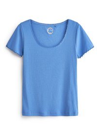 T-shirt a righe blu chiaro con un ampio scollo a giro e maniche corte. I bordi delle maniche presentano un sottile dettaglio arricciato.