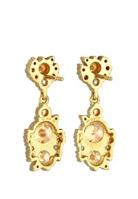 Boucles d'oreilles dorées présentant un design floral, ornées de deux grands et deux petits cristaux transparents ; des accents texturés ajoutent de l'intérêt visuel.