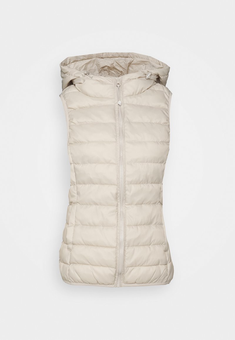 Bež puffer prsluk s kapuljačom, prednjim zatvaračem i horizontalnim quilted dizajnom. Glatka tekstura, lagani materijal i bez rukava.