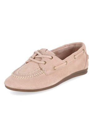 Chaussure style mocassin en daim rose clair avec laçage à l’avant, détails de couture et semelle plate marron.