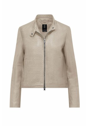 Giacca di pelle beige con pannelli frontali intrecciati a trama, chiusura a zip, collo con bottone a pressione e due tasche laterali.