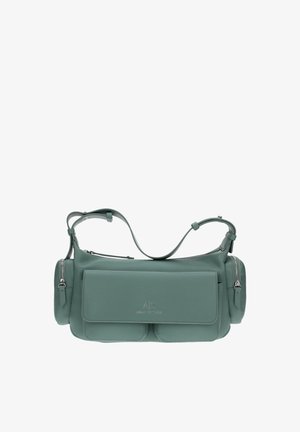 Borsa a tracolla in pelle verde con un design strutturato, dotata di due tasche frontali, chiusura con zip e spallacci regolabili.