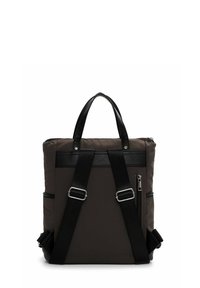 Sac à dos marron foncé avec des accents en cuir noir, deux poignées, des bretelles ajustables, une poche frontale zippée et un design élégant et rembourré.