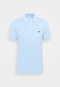 Polo shirt azzurro chiaro in cotone. Presenta un colletto, maniche corte e un piccolo logo verde sul lato sinistro del petto.