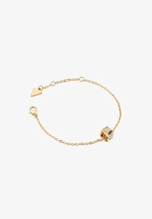 Bracciale in oro con un lucchetto scintillante con accenti neri e un ciondolo triangolare. Texture liscia con un design delicato.