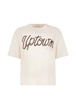 Beige T-shirt met korte mouwen met het woord "Uptown" in bruine touwstijl letters op de borst.