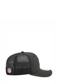 Schwarze Cap mit strukturiertem Frontbereich und Netzrücken. Merkmale sind ein gebogener Schirm und ein NFL-Logo-Patch an der Seite. Glatte Textur, minimalistisches Design.
