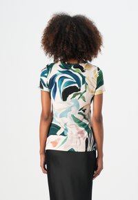 Lyhyet hihat omaava toppi, jossa on monivärinen kukkakuosi vihreän, vaaleanpunaisen ja sinisen sävyissä, valmistettu kevyestä kankaasta, jolla on sileä rakenne.