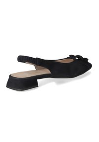 Zwarte suède slingback schoen met een lage blokhak, ronde neus en een decoratieve strikdetails op de wreef. Getextureerde elastische achterkantband.