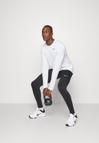 Nike Performance TEE RESET - Bluză cu mânecă lungă - white/black