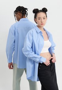 YOURTURN by Zalando - FORMAL UNISEX - Button-down blouse - blue/white Thumbnail Image 1