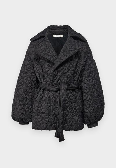 Μαύρο επενδυμένο παλτό με ζώνη, με υφή λουλουδιών, φαρδιές γιακάδες και φουσκωτά μανίκια, κατασκευασμένο από ελαφρύ υλικό.