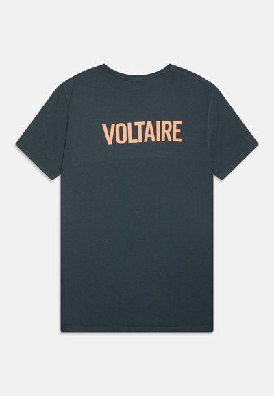Kobaltblauwe katoenen T-shirt met korte mouwen, met "VOLTAIRE" in grote, lichtoranje tekst gedrukt over de bovenrug.