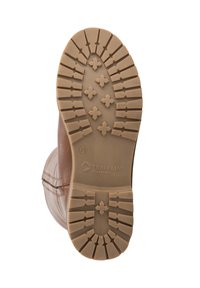 Zool van een bruine laars met diepe profielen en kruisvormige grip, maat 39, gemerkt "Travelin'" met de slogan "Waar wij lopen."