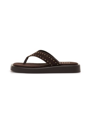 Sandalia tipo chancla de plataforma marrón con tachuelas doradas en la tira ancha y suela acolchada, presentada sobre un fondo blanco.