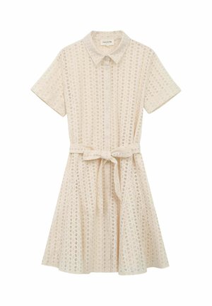 Robe beige à manches courtes avec une taille nouée, présentant un motif en dentelle texturé et un col. Conçue pour une coupe évasée.