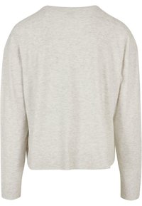 Pulover lung cu mânecă lungă de culoare gri deschis, cu o croială lejeră, tiv cu voal și o textură subtilă. Prezintă un decolteu larg, rotund și umăr căzut.