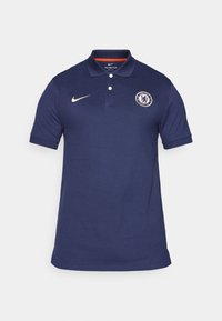 Marineblauwe polo shirt van katoenmix, voorzien van een drie-knopenlijst, geborduurd Chelsea FC-logo en gouden Nike swoosh.