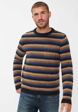 Gebreide trui met horizontale strepen in bruin, blauw en crème kleuren. Ribgebreide ronde hals en manchetten, met een structuurpatroon door de hele trui.