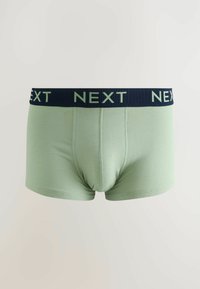 Ljust gröna boxershorts tillverkade av ett mjukt tyg med ett marinblått resårband som har "NEXT" tryckt i ljusgrönt.
