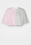 CROPPED TEE - T-shirt z nadrukiem