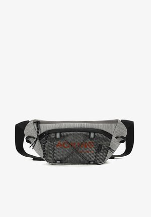 Marsupio grigio con tasca frontale in rete nera, tracolla nera regolabile e logo arancione "AOKING" sul pannello in rete.