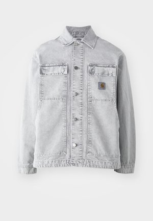 Helehall denim-jakk, millel on punktkaelus, kaks esikot, nööbid ning õrn logotäpp rinnal.