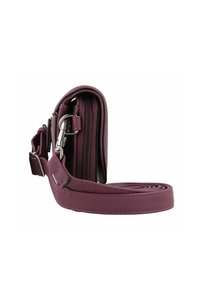 Bolso bandolera burdeos hecho de piel sintética, con un compartimento con cremallera, correa ajustable y bordes redondeados y elegantes.