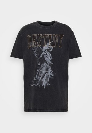 Schwarzes Baumwoll-T-Shirt mit Rundhalsausschnitt, das eine verwaschene Textur und einen Grafikdruck eines Engels sowie das Wort "DESTINY" in Orange zeigt.