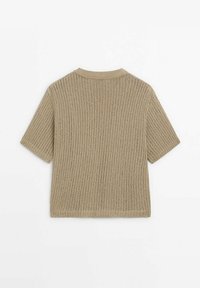 Beige lyhythihainen neulepaita, jossa on ribbikuvio, pyöreä kaula-aukko ja suora helma. Yksinkertainen muotoilu ilman näkyviä kuvioita tai metalliosia.